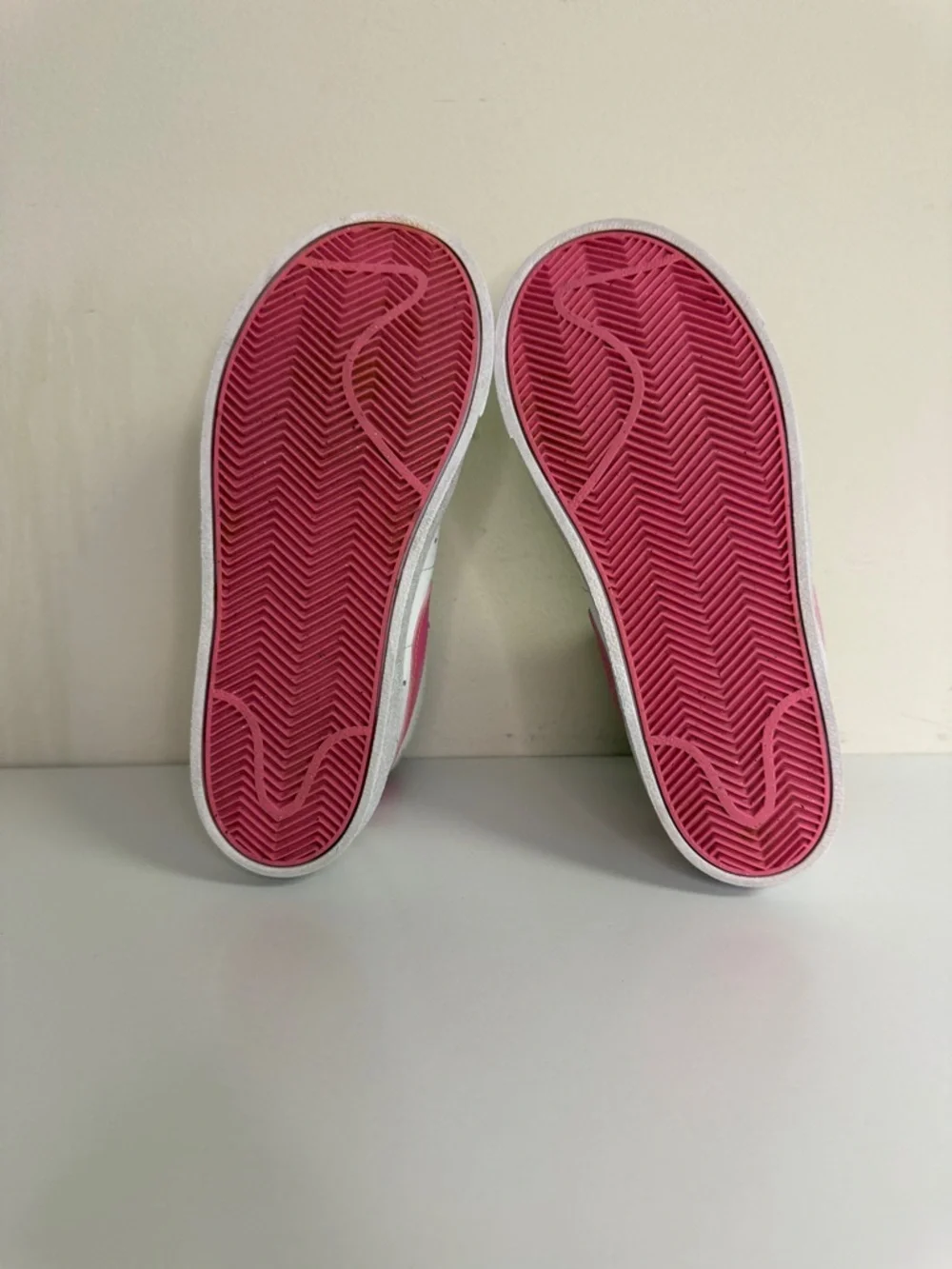 Nike: Kids' Blazer Mid '77 - White & Pink Sneaker, Size 3Y